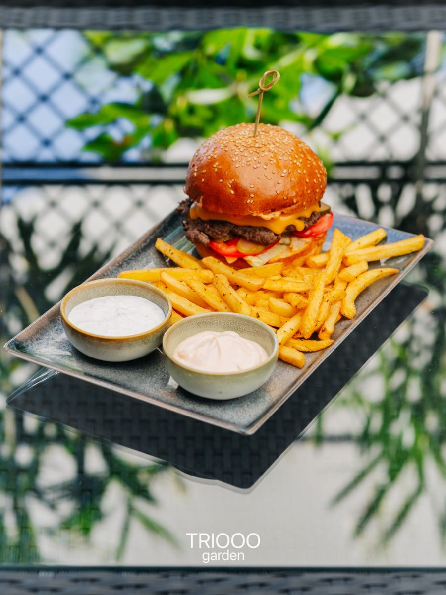 Hamburger de Vită cu Cartofi Prăjiți și Sosul Casei